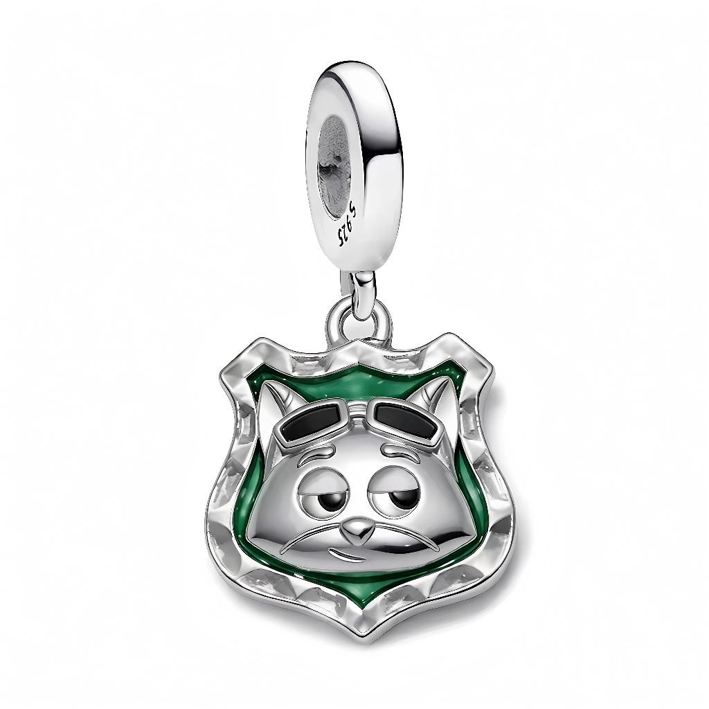 Ce charm pendentif aventurier présente un écusson vert émaillé avec un chat décontracté au pelage argenté, équipé de lunettes d'aviateur cool, yeux mi-clos nonchalants et sourire serein. Les contours crantés et détails ciselés évoquent l'esprit libre du pilote félin explorateur. L’anneau supérieur rond offre une fixation fluide sur les bracelets.