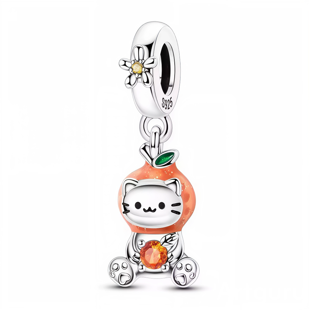 Ce charm pendentif en argent 925 (S925) montre un chat mignon espiègle coiffé d'un chapeau orange fruit juteux (clémentine), yeux pétillants curieux, moustaches joueuses dépassant. Il symbolise fantaisie gourmande, malice féline fruitée et joie automnale pétillante.

Caractéristiques :

Matière : Argent 925 (S925) fourrure texturée grise avec émail orange réaliste peau fruit.
Design : Chapeau clémentine segmenté feuilles vertes, chat assis pose rigolote, queue bouclée.
Compatibilité : Compatible avec les br