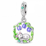 Charm pendentif en argent 925 représentant un chat allongé délicatement entouré de fleurs, pour un design poétique et charmant qui apportera douceur et élégance à votre bracelet.

Caractéristiques
– Métal : argent 925
– Motif : chat couché entouré de fleurs
– Type : pendentif
– Finition soignée et raffinée