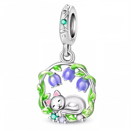 Charm pendentif en argent 925 représentant un chat allongé délicatement entouré de fleurs, pour un design poétique et charmant qui apportera douceur et élégance à votre bracelet.

Caractéristiques
– Métal : argent 925
– Motif : chat couché entouré de fleurs
– Type : pendentif
– Finition soignée et raffinée