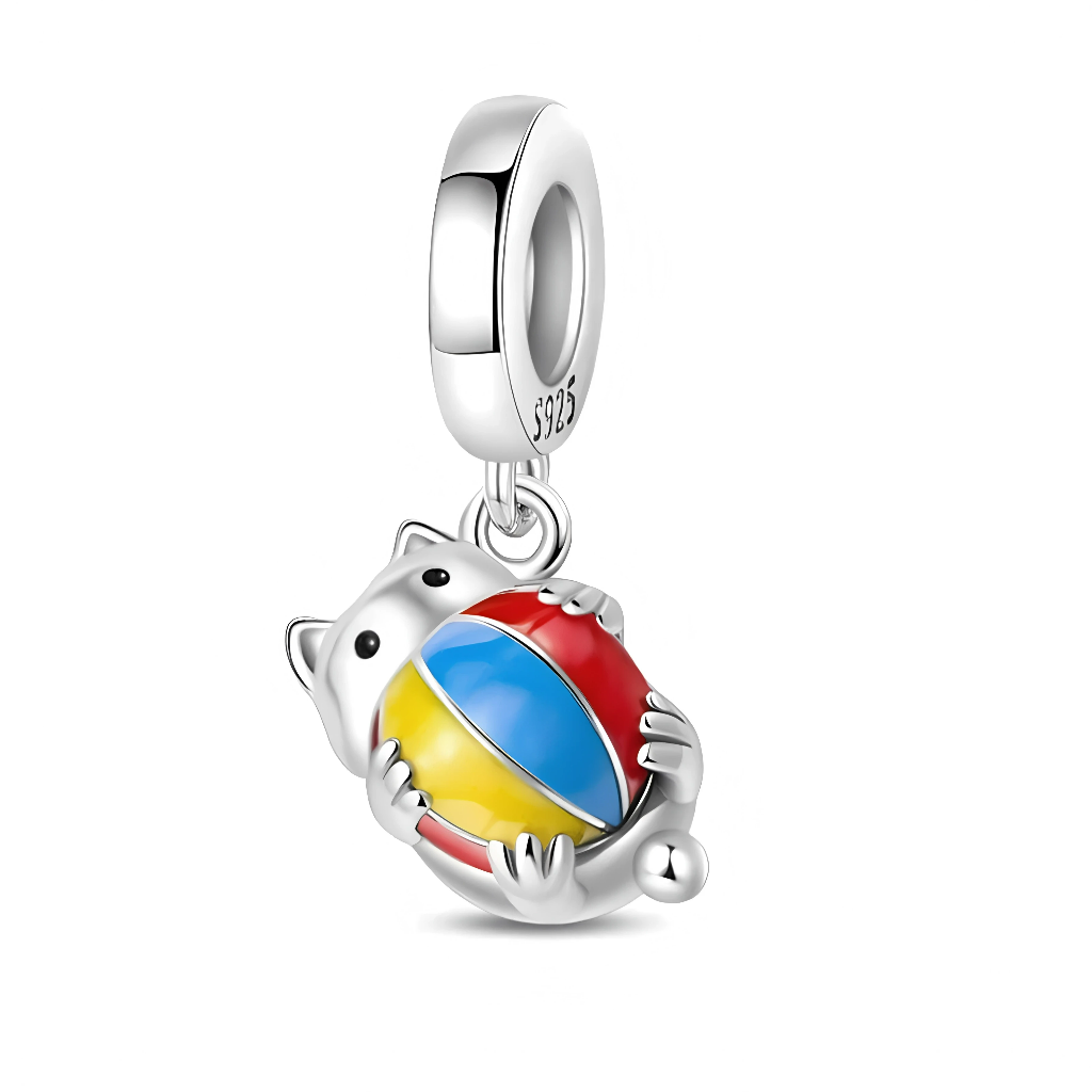 La bélière lisse en argent 925, marquée « S925 », laisse pendre le chaton rond et joueur qui enlace la balle colorée avec ses pattes. Les émaux vifs apportent une touche ludique et enfantine, idéale pour symboliser la joie, le jeu et l’amour des chats.letoton+2