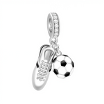Ce charm pendentif&nbsp;dynamique&nbsp;associe une chaussure de foot en argent poli réaliste à un ballon de football noir et blanc classique, suspendus à un anneau serti de cristaux étincelants pour une touche glamour. La chaussure capture les crampons, lacets et forme aérodynamique, tandis que le ballon arbore ses pentagones iconiques noirs sur fond blanc en enamel, évoquant dribbles et buts décisifs. L’ensemble pend joyeusement sur une chaîne fine, avec poinçon « S925 » pour une qualité sterling garantie.
