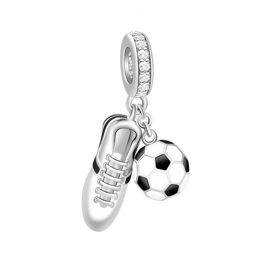 Ce charm pendentif&nbsp;dynamique&nbsp;associe une chaussure de foot en argent poli réaliste à un ballon de football noir et blanc classique, suspendus à un anneau serti de cristaux étincelants pour une touche glamour. La chaussure capture les crampons, lacets et forme aérodynamique, tandis que le ballon arbore ses pentagones iconiques noirs sur fond blanc en enamel, évoquant dribbles et buts décisifs. L’ensemble pend joyeusement sur une chaîne fine, avec poinçon « S925 » pour une qualité sterling garantie.