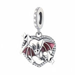 Ce charm pendentif présente une adorable petite chauve-souris aux ailes translucides en émail mauve, nichée au cœur d’un cadre cœur ajouré en argent sterling pour un effet gothique mignon et scintillant. Les ailes déployées encadrent le cœur comme un vol gracieux, avec des petites étoiles argentées qui évoquent la nuit étoilée et les mystères d’Halloween. Le visage rond et expressif de la chauve-souris ajoute une touche de tendresse inattendue, parfaite pour célébrer l’amour des créatures nocturnes.