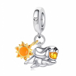 Ce charm pendentif radieux représente un chiot espiègle courant joyeusement vers un soleil orange émaillé éclatant, avec un sourire béat et des rayons dorés texturés qui diffusent bonne humeur et énergie positive. Le duo chiot-soleil en argent poli capture un moment de pur bonheur printanier et ludique. L’anneau supérieur rond permet une fixation parfaite sur les bracelets