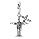 Charm pendentif représentant le Christ Rédempteur, debout les bras ouverts, accompagné d’une croix ornée de pierres scintillantes.

Caractéristiques :

- Matière : Argent 925.
- Design : Christ Rédempteur avec les bras ouverts.
- Détail : Croix pavée de pierres brillantes suspendue à côté du personnage.
- Style : Religieux, élégant et symbolique.
- Symbolique : Foi, protection, amour et espérance.
- Compatibilité : Charm pendentif pour bracelet ou collier.