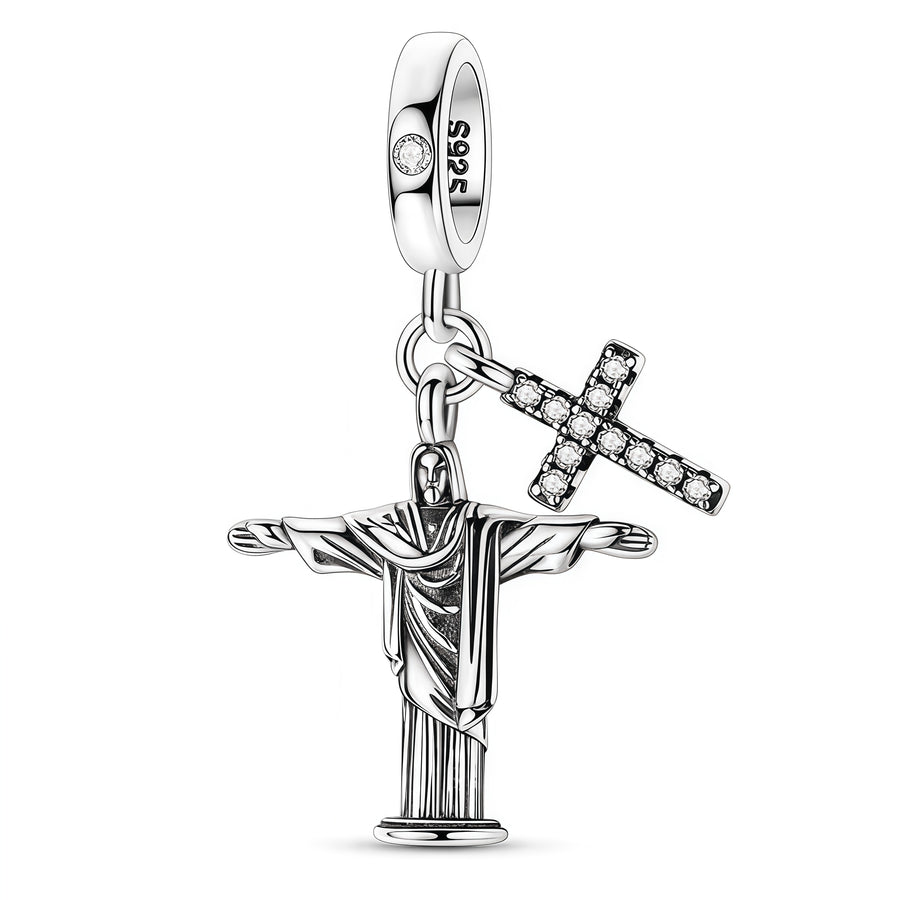 Charm pendentif représentant le Christ Rédempteur, debout les bras ouverts, accompagné d’une croix ornée de pierres scintillantes.

Caractéristiques :

- Matière : Argent 925.
- Design : Christ Rédempteur avec les bras ouverts.
- Détail : Croix pavée de pierres brillantes suspendue à côté du personnage.
- Style : Religieux, élégant et symbolique.
- Symbolique : Foi, protection, amour et espérance.
- Compatibilité : Charm pendentif pour bracelet ou collier.