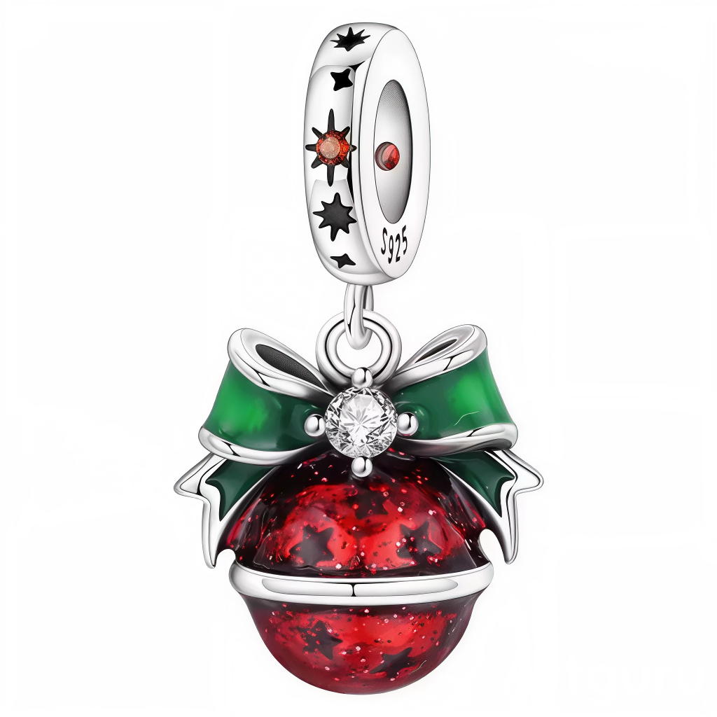 Illuminez votre collection avec ce charm pendentif rond en Argent 925 (S925) représentant une clochette de Noël délicate et raffinée. Ce bijou capture la magie et l’éclat des fêtes hivernales, mêlant élégance et esprit festif grâce à un design finement travaillé et lumineux.