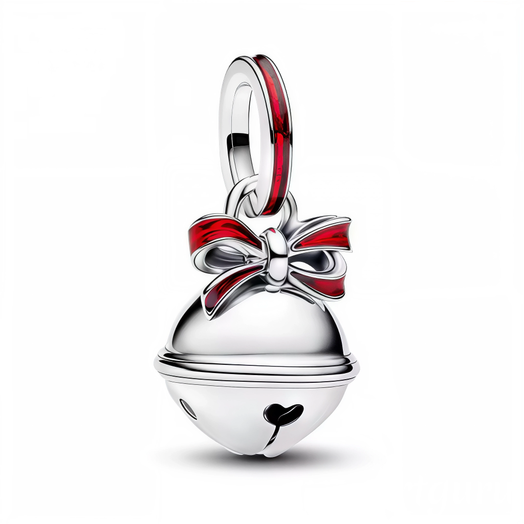 Illuminez votre collection avec ce charm pendentif rond en Argent 925 (S925) représentant une clochette de Noël délicate et raffinée. Ce bijou capture la magie et l’éclat des fêtes hivernales, mêlant élégance et esprit festif grâce à un design finement travaillé et lumineux.