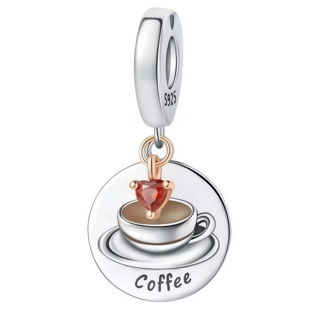 Ce charm pendentif en argent 925 met à l’honneur la pause café avec un médaillon gravé d’une tasse fumante et l’inscription « Coffee », surmonté d’un petit cœur rouge. Il évoque les moments de détente, de convivialité et les instants gourmands partagés autour d’une boisson chaude.

Caractéristiques :

-Matière : Argent 925/1000 massif, finition brillante, rehaussé d’un petit cristal synthétique en forme de cœur de couleur rouge-orangé serti dans une monture dorée.
-Design : Charm pendentif composé d’une bél