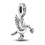 Ce charm pendentif en argent 925 (S925) représente une colombe blanche pure portant un rameau d'olivier dans le bec, ailes légèrement déployées en vol paisible. Il symbolise paix éternelle, réconciliation divine et espoir après tempête.

Caractéristiques :

Matière : Argent 925 (S925) poli nacré avec émail vert olive rameau, plumes ciselées délicates.
Design : Colombe profil bec ouvert, feuilles rameau réalistes, posture vol gracieuse classique.
Compatibilité : Compatible avec les bracelets à charms standar