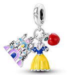 Ce charm pendentif en argent 925 réunit trois breloques : château pastel bleu‑lilas aux tours élancées, robe jaune et bleue de princesse virevoltante, pomme rouge brillante accent feuille verte. Ensemble symbolise magie des contes, innocence et tentation sur fond de happy end.

Caractéristiques

Matière : Argent 925 émail multicolore (jaune, bleu, rouge, vert, violet).
Design : Triple pendentif mobile château, robe et pomme, bélière lisse sertie d’un cristal clair.
Compatibilité : Parfait pour bracelets et 