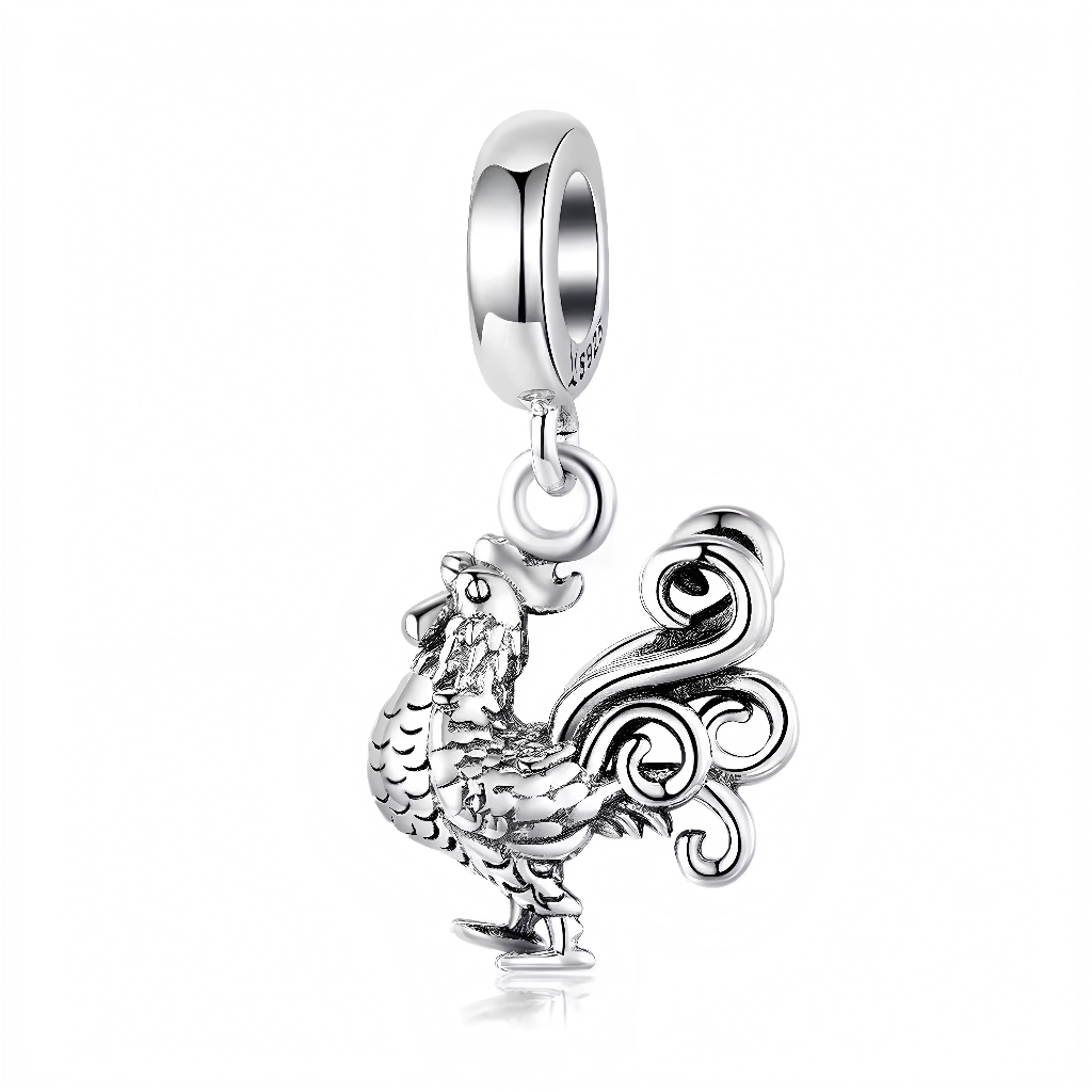 Ce charm pendentif dépeint un coq fier en argent sterling, symbole du zodiaque chinois pour les années 1957, 1969, 1981, 1993, 2005, 2017 et 2029, avec une crête bombée et des plumes sculptées en relief. Sa queue déployée en volutes gracieuses et ses ergots solides soulignent sa posture dynamique et vigilante, annonciatrice de l’aube. L’anneau supérieur permet une suspension fluide, idéal pour porter chance et ambition.