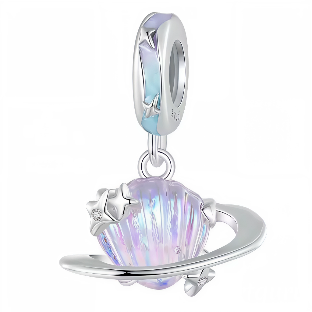 Évoquez la beauté des océans avec ce charm pendentif en Argent 925 représentant un coquillage aux reflets violet et bleu nacré. Une pièce délicate et lumineuse qui apportera une touche marine et élégante à votre bracelet.

Caractéristiques
– Matière : Argent 925
– Design : Coquillage violet et bleu nacré
– Style : Marin et raffiné