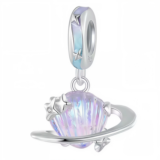 Évoquez la beauté des océans avec ce charm pendentif en Argent 925 représentant un coquillage aux reflets violet et bleu nacré. Une pièce délicate et lumineuse qui apportera une touche marine et élégante à votre bracelet.

Caractéristiques
– Matière : Argent 925
– Design : Coquillage violet et bleu nacré
– Style : Marin et raffiné