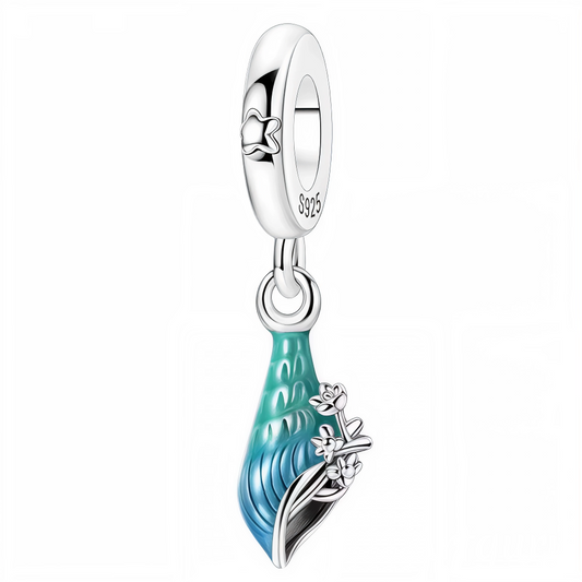 Un charm en Argent 925 en forme de coquillage délicat, orné d’une petite fleur, parfait pour ajouter une touche estivale et poétique à votre bracelet.

Caractéristiques
– Matière : Argent 925
– Design : Coquillage avec fleur
– Style : Marin, romantique et féminin