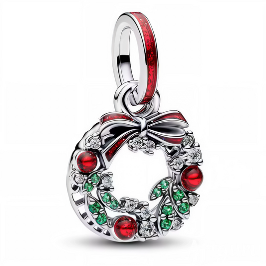 Apportez une touche festive et élégante à votre collection avec ce charm pendentif en Argent 925 (S925), représentant une couronne de Noël richement détaillée. Un bijou parfait pour sublimer vos bracelets ou colliers et célébrer la magie des fêtes.

Caractéristiques
– Matière : Argent 925 (S925).
– Design : Couronne de Noël finement travaillée.
– Coloris : Argenté brillant.
– Compatibilité : Convient aux bracelets à charms type Pandora et colliers.
– Style : Festif, élégant et traditionnel.