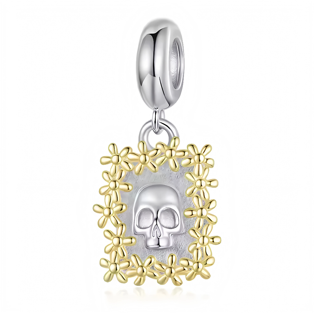 Ce charm pendentif en argent 925 joue les contrastes avec une petite tête de mort argentée encadrée par un cadre de fleurs dorées. Il mêle esprit rock et poésie florale, comme un clin d’œil aux jardins secrets et aux célébrations type Día de los Muertos.

Caractéristiques :

-Matière : Argent 925/1000 massif pour la bélière, le cadre et le crâne, fleurs en placage doré pour un contraste lumineux.
-Design : Charm pendentif composé d’une bélière lisse et d’un médaillon rectangulaire texturé, orné au centre d’