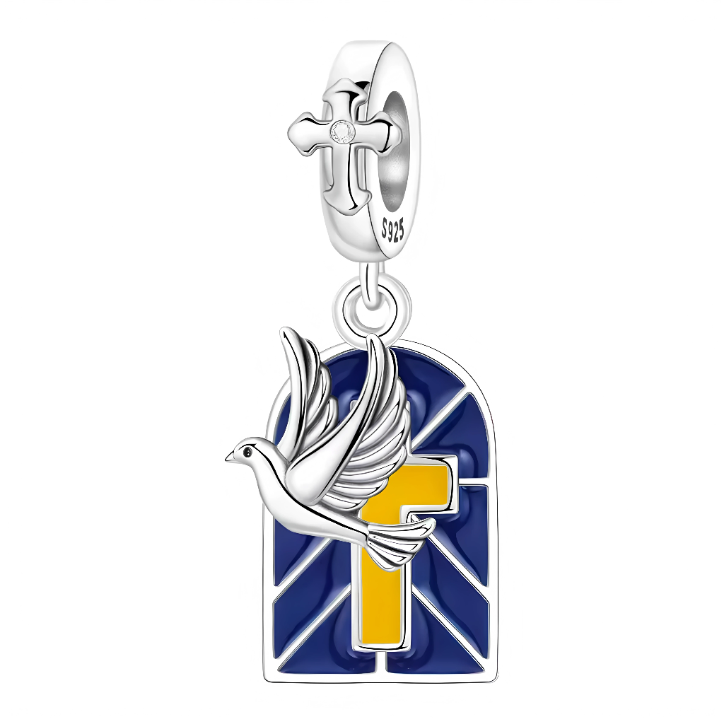 Ce charm pendentif en argent 925 (S925) bleu ciel présente croix jaune vive centrée et petit oiseau aux ailes déployées en vol gracieux. Il symbolise foi liberté et espoir spirituel.

Caractéristiques

Matière : Argent 925 (S925) émail bleu ciel, placage or jaune pour croix, zircons oiseau.
Design : Croix droite stylisée dominante, oiseau perché ou volant au-dessus, lignes épurées inspirées d’un symbole de paix et protection.
Compatibilité : Compatible avec les bracelets à charms standards (type Pandora, et