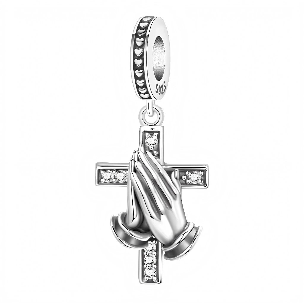 Ce charm pendentif en argent 925 représente une croix sertie de cristaux étincelants, devant laquelle se détachent deux mains jointes en prière. L’ensemble symbolise la foi, la protection et l’espérance, pour un bijou chargé de sens qui accompagne le quotidien avec douceur et lumière.

Caractéristiques :

-Matière : Argent 925/1000 massif, finition brillante, croix rehaussée de cristaux synthétiques transparents pour un éclat lumineux.
-Design : Charm pendentif composé d’une bélière ronde décorée de petits 