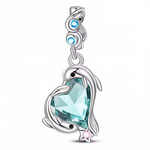 Laissez-vous séduire par l'élégance de ce charm représentant un dauphin en plein saut, délicatement posé sur une perle en verre de Murano.
Conçu en argent 925, ce pendentif allie la finesse de l’art verrier à la douceur du monde marin.
Un bijou unique, plein de mouvement et de lumière, idéal pour personnaliser votre bracelet ou collier à charms.