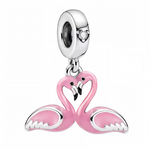 Ce charm pendentif en argent 925 (S925) montre deux flamants roses élégants enlacés tendrement, cous courbés formant cœur parfait, ailes roses légèrement déployées. Il symbolise amour monogame, grâce passionnée et union éternelle.

Caractéristiques :

Matière : Argent 925 (S925) poli rosé avec émail nacré rose fuchsia, becs noirs contrastés.
Design : Coudes entrelacés iconiques, plumes texturées fines, posture danse amoureuse gracieuse.
Compatibilité : Compatible avec les bracelets à charms standards (type 