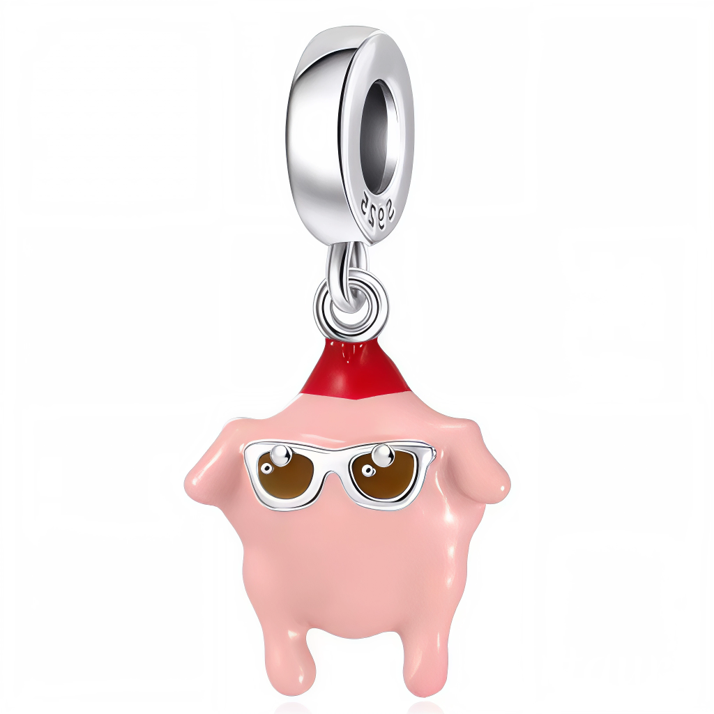 Ce charm pendentif en argent 925 (S925) représente la célèbre dinde sur la tête, clin d’œil à la scène culte de Thanksgiving dans Friends où Monica danse avec une dinde affublée de lunettes de soleil et d’un petit chapeau pour faire rire Chandler.

Caractéristiques :

Matière : Argent 925 (S925) poli, détails émaillés pour les lunettes et le chapeau, volume bombé façon dinde entière.
Design : Dinde complète avec cavité suggérée pour la tête, mini lunettes noires et chapeau fétri stylisé, référence directe à