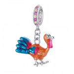Ce charm pendentif illustre une dinde de Thanksgiving en émail aux plumes irisées orange, bleu et violet, avec un bec orange vif et des yeux expressifs qui lui donnent un air joyeux et festif. Sa queue déployée en éventail et ses pattes courtes ajoutent du mouvement et du caractère à cette figure emblématique des repas d’automne. L’anneau supérieur pavé de pierres roses et claires fait scintiller ce symbole de gratitude au poignet