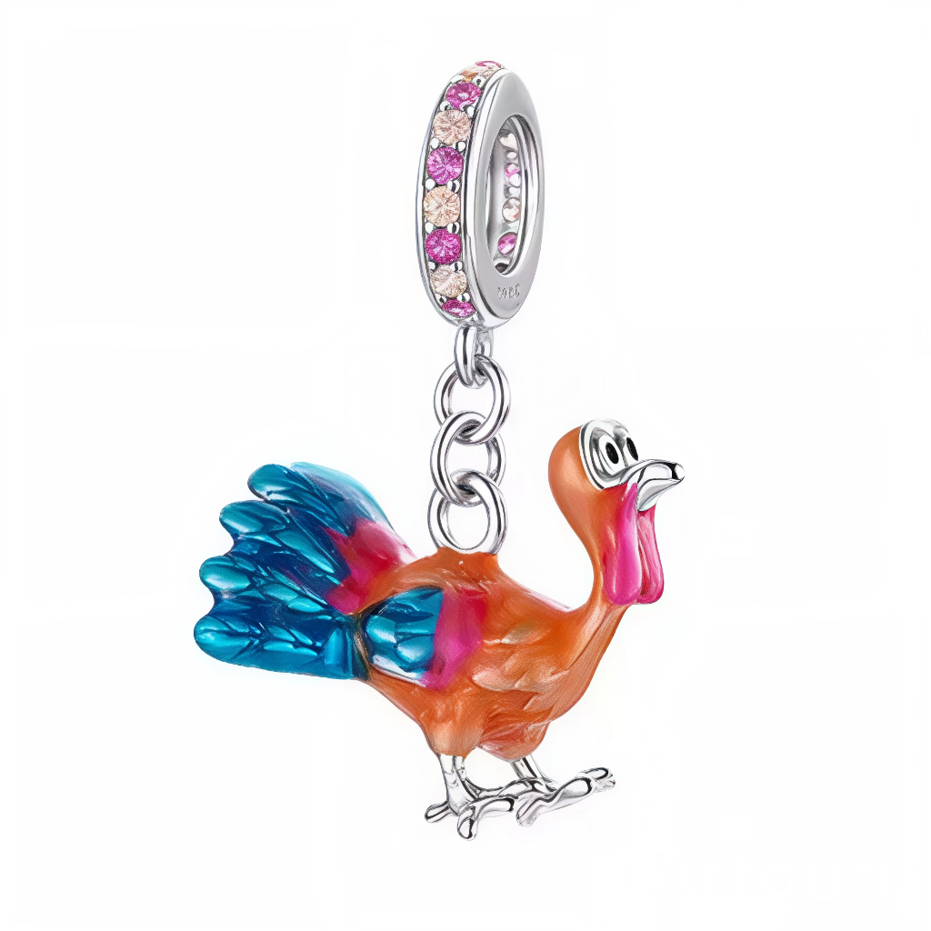 Ce charm pendentif illustre une dinde de Thanksgiving en émail aux plumes irisées orange, bleu et violet, avec un bec orange vif et des yeux expressifs qui lui donnent un air joyeux et festif. Sa queue déployée en éventail et ses pattes courtes ajoutent du mouvement et du caractère à cette figure emblématique des repas d’automne. L’anneau supérieur pavé de pierres roses et claires fait scintiller ce symbole de gratitude au poignet