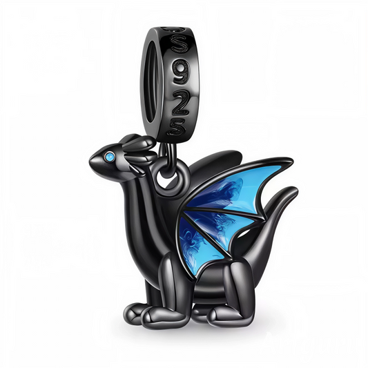 Ajoutez une touche mystique et puissante à votre collection avec ce charm pendentif en Argent 925 (S925), représentant un dragon noir aux ailes bleues détaillées. Un bijou original et impressionnant parfait pour sublimer vos bracelets ou colliers.

Caractéristiques
– Matière : Argent 925 (S925).
– Design : Dragon noir avec ailes bleues détaillées.
– Coloris : Noir profond avec ailes bleu vif.
– Compatibilité : Convient aux bracelets à charms type Pandora et colliers.
– Style : Mystique, puissant et élégant.