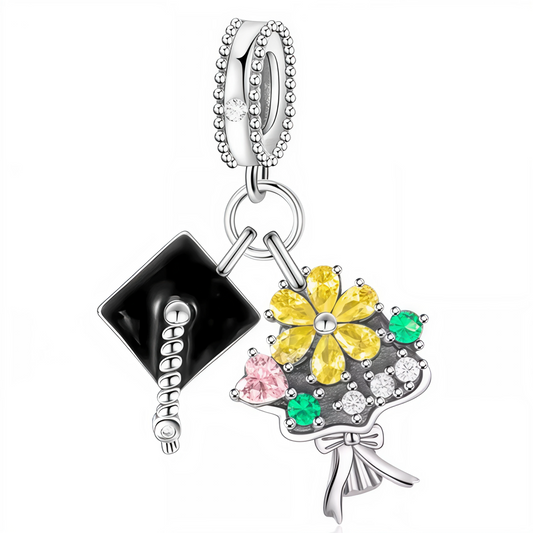 Alliez élégance et célébration avec ce charm pendentif composé de deux charms suspendus : un chapeau de diplômé noir, symbole de réussite, et un délicat bouquet de fleurs orné de strass scintillants. Réalisé en argent 925, ce bijou raffiné est parfait pour immortaliser un moment de fierté et de joie.