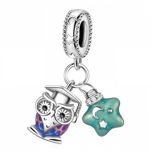 Double symbole de sagesse et d’inspiration, ce charm pendentif associe un hibou coiffé d’un chapeau de diplômé à une étoile scintillante. Réalisé en argent 925, cet ensemble suspendu célèbre la réussite et l’éclat de nouveaux horizons, parfait pour accompagner toute personne fière de son parcours.