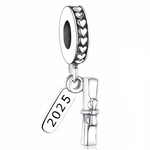 Célébrez la réussite académique avec ce charm pendentif élégant associant un parchemin roulé à une inscription "2025" gravée à côté. Réalisé en argent 925, cet ensemble suspendu symbolise le travail accompli et les nouveaux départs, parfait pour marquer une étape importante.