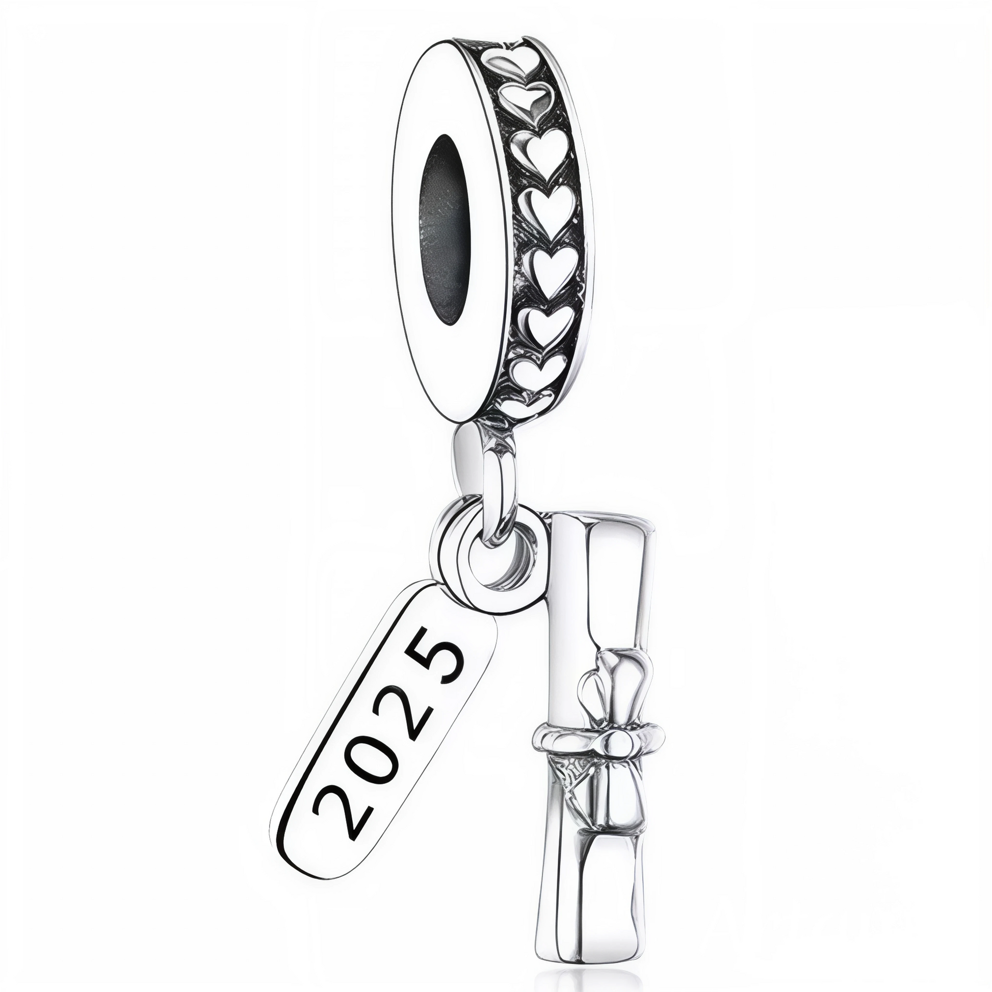 Célébrez la réussite académique avec ce charm pendentif élégant associant un parchemin roulé à une inscription "2025" gravée à côté. Réalisé en argent 925, cet ensemble suspendu symbolise le travail accompli et les nouveaux départs, parfait pour marquer une étape importante.