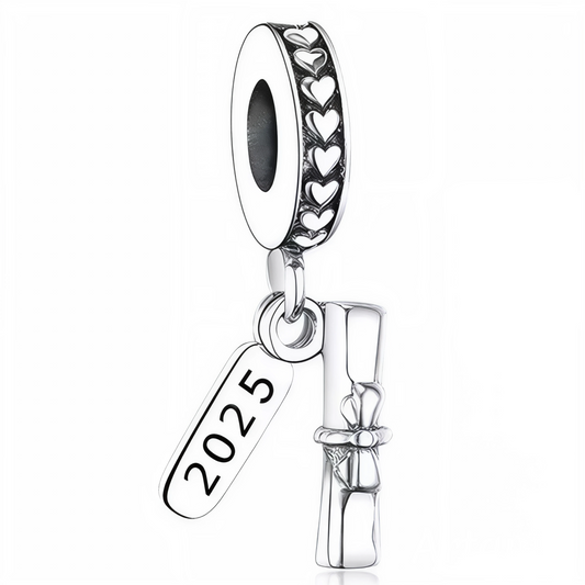 Célébrez la réussite académique avec ce charm pendentif élégant associant un parchemin roulé à une inscription "2025" gravée à côté. Réalisé en argent 925, cet ensemble suspendu symbolise le travail accompli et les nouveaux départs, parfait pour marquer une étape importante.