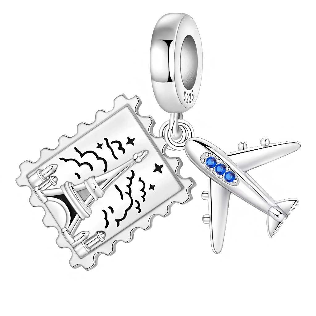 Ce charm pendentif en argent 925 met en scène un avion suspendu devant un timbre stylisé, comme une carte postale miniature accrochée à votre bracelet. Il évoque l’appel du large, les souvenirs de vacances et les projets d’évasion à venir, idéal pour les passionnés de voyage.

Caractéristiques :

-Matière : Argent 925/1000 massif, finition brillante, avion rehaussé de cristaux synthétiques bleus pour un éclat coloré.
-Design : Charm double composé d’une bélière lisse, d’un timbre perforé façon dentelures dé
