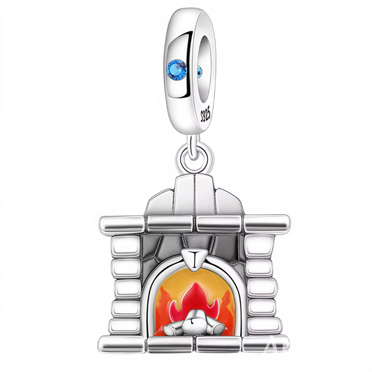 Chaleur, réconfort et ambiance cocooning se réunissent dans ce charm pendentif en forme de feu de cheminée. Finement travaillé en argent 925, il évoque les moments chaleureux passés en famille ou entre amis. Un bijou plein de douceur et de nostalgie, parfait pour célébrer les instants qui réchauffent le cœur.