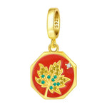 Ce charm se présente sous la forme d’un médaillon octogonal doré, dont le centre rouge vif met en valeur une feuille d’érable ajourée, pavée de petits cristaux verts et jaune doré. Un strass blanc façon étoile vient illuminer le coin du médaillon, tandis que la bélière lisse plaquée or assure une ligne élégante et moderne. Une pièce forte, parfaite pour un thème automne chic, Canada lover ou simplement pour apporter une touche de couleur chaude à un bracelet.