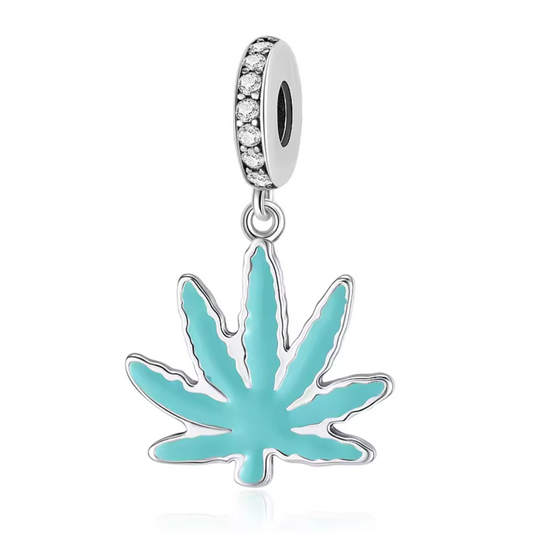 Plongez dans le côté le plus psychédélique et irrévérencieux de l’univers Rick et Morty avec ce charm pendentif en argent 925 représentant une feuille de cannabis turquoise. Inspiré par les aventures hallucinantes de Rick, ce bijou rend hommage à son mode de vie sans filtre, où la science, les substances douteuses et les réalités alternatives se rencontrent sans règles.