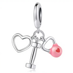 Ce charm pendentif en argent 925 réunit trois breloques sportives et romantiques : un cœur ajouré, un haltère et un petit kettlebell rose décoré d’un cœur. Il symbolise l’amour du sport, le bien‑être et la motivation à prendre soin de soi avec le sourire.

Caractéristiques :

-Matière : Argent 925/1000 massif pour la bélière, le cœur, l’haltère et la structure du kettlebell, émail rose sur le kettlebell avec petit cœur ajouré.
-Design : Charm triple composé d’une bélière lisse et de trois pendentifs mobiles