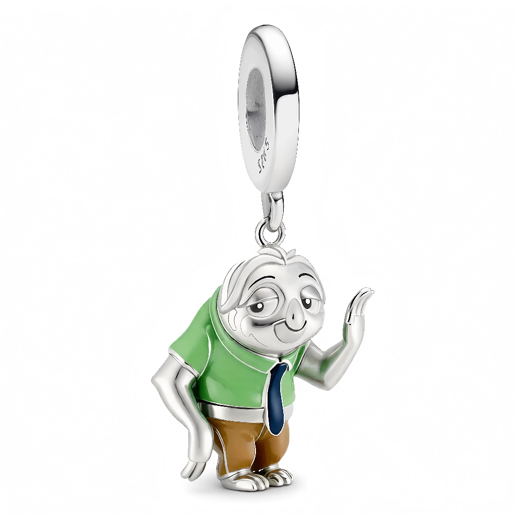 Ce charm pendentif en argent 925 représente Flash, le paresseux de&nbsp;Zootopie, au sourire lent et amical, yeux sereins, posture nonchalante. Il symbolise lenteur comique, humour décalé et rapidité surprenante cachée.

Caractéristiques :

Matière : Argent 925.
Design : Flash buste profil décontracté.
Dimensions : 1,7 cm hauteur, pendante légère zen.