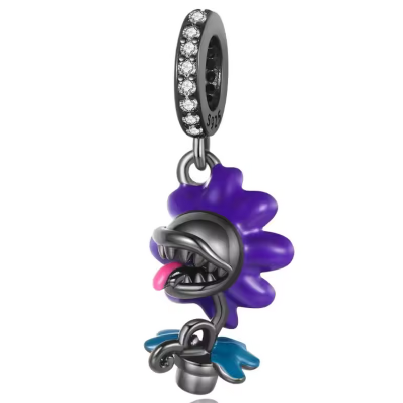 Ce charm en argent 925 noir capture fleur monstrueuse pétales violets bouclés agressifs, bouche métallique béante langue rose pendante, tige bleue torsadée base, zircones pavées bélière. Symbole jeu vidéo malice nature prédatrice fun.

Caractéristiques

Matière : Argent 925 noir émail violet rose bleu zircone.
Design : Plante dents langue tige, bélière pavée.
Compatibilité : Bracelets colliers thèmes gaming rétro.