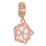 Apportez une touche de douceur et de raffinement à votre collection avec ce charm pendentif en forme de Fleur Rose Gold, sublimé par une finition en rose gold. Cette pièce élégante symbolise la beauté éphémère, la tendresse et les nouveaux départs. Un bijou délicat et lumineux, parfait pour célébrer la féminité et le renouveau.