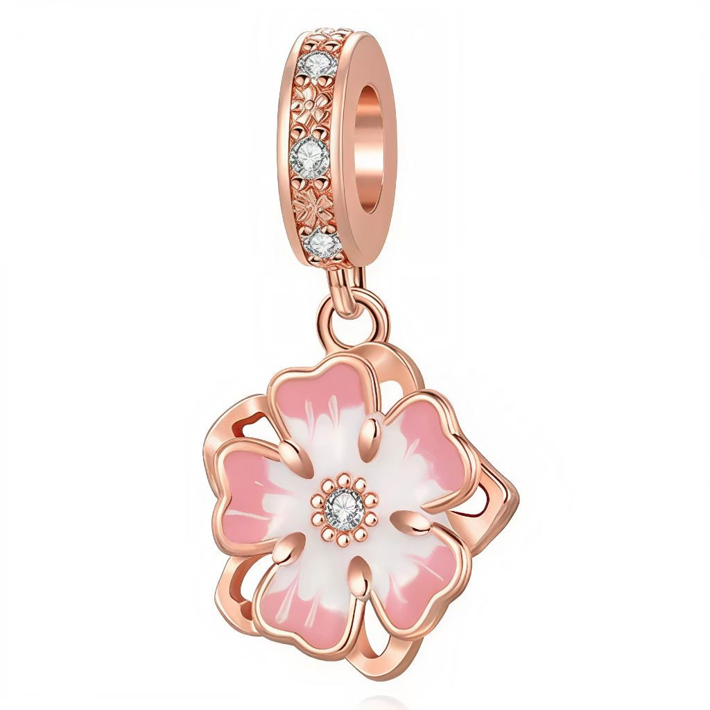 Apportez une touche de douceur et de raffinement à votre collection avec ce charm pendentif en forme de Fleur Rose Gold, sublimé par une finition en rose gold. Cette pièce élégante symbolise la beauté éphémère, la tendresse et les nouveaux départs. Un bijou délicat et lumineux, parfait pour célébrer la féminité et le renouveau.
