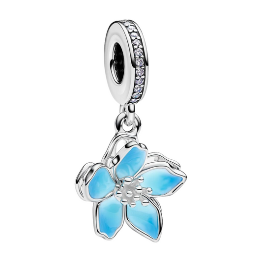 Évoquez la sérénité et la beauté rare avec ce charm pendentif en forme de fleur de cerisier, habillé de nuances bleues élégantes. Confectionné en argent 925 et rehaussé de détails émaillés, ce bijou original symbolise la paix intérieure, la délicatesse et l’harmonie. Une pièce poétique et rafraîchissante qui se démarque tout en douceur.