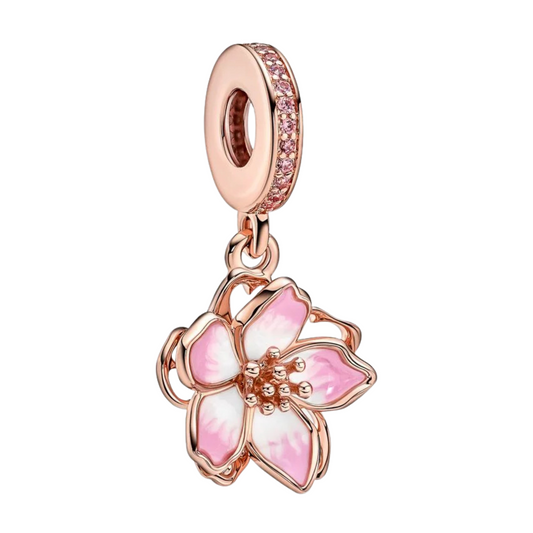 Apportez une touche de douceur et de raffinement à votre collection avec ce charm pendentif en forme de fleur de cerisier, sublimé par une finition en rose gold. Inspirée des sakura japonais, cette pièce élégante symbolise la beauté éphémère, la tendresse et les nouveaux départs. Un bijou délicat et lumineux, parfait pour célébrer la féminité et le renouveau.