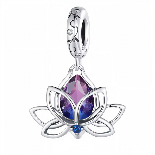 Charm en Argent 925 en forme de fleur de lotus, avec des détails violets et argentés pour une touche élégante et raffinée.

Caractéristiques
– Argent 925
– Forme : Fleur de lotus
– Couleurs : Violet et argenté
– Style : Élégant et raffiné