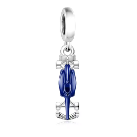Faites rugir les moteurs de votre collection avec ce charm pendentif en argent 925 représentant une voiture de Formule 1 bleue. Parfaitement détaillé et dynamique, ce bijou capture toute l’énergie et l’élégance du sport automobile. Une pièce incontournable pour les passionnés de course et les amateurs de sensations fortes.
