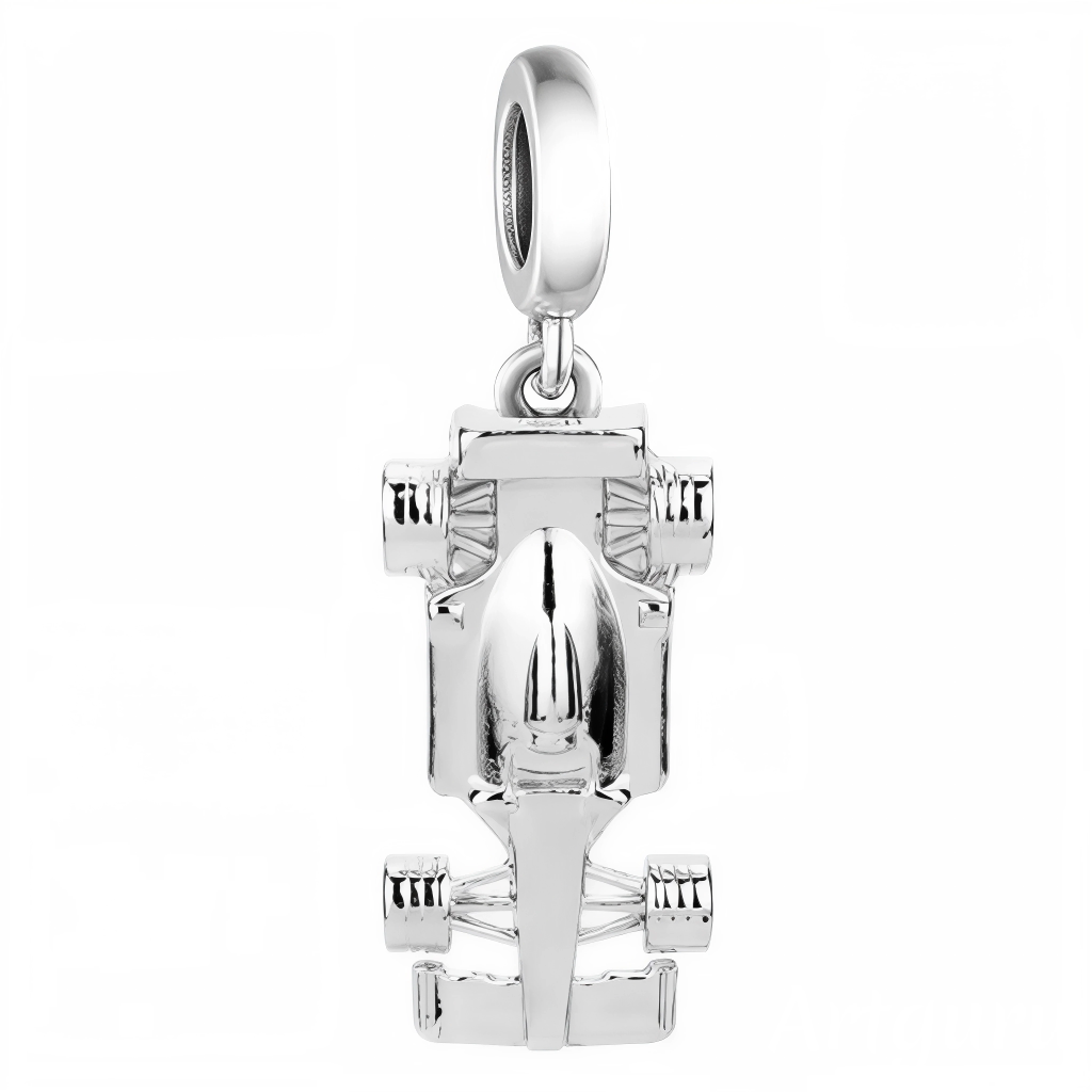 Ce charm en forme de voiture de Formule 1 est un hommage aux passionnés de course et de vitesse. Confectionné en argent 925, il offre une finition détaillée et sportive, parfaite pour ajouter une touche dynamique et sophistiquée à votre bracelet. Idéal pour les fans de F1 et d’émotions fortes.