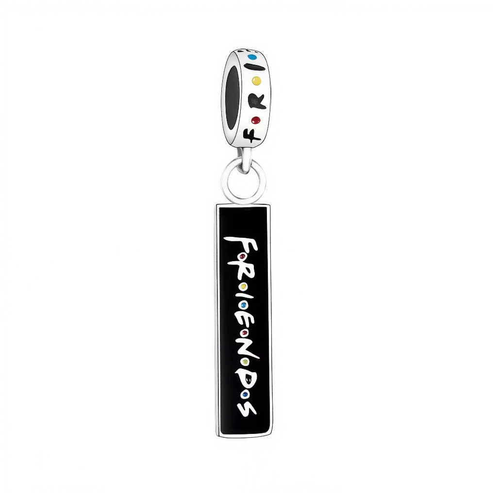 Ce charm pendentif minimaliste célèbre la série culte Friends avec une barre rectangulaire noire en enamel élégant, gravée du mot “FRIENDS” en lettres blanches iconiques de la police officielle, symbole ultime d’amitié new-yorkaise. Suspendu à un anneau rond multicolore typique Pandora avec points “F R I E N D S”, il offre un effet dangle discret et sophistiqué en argent sterling poinçonné « S925 ». Le design épuré capture l’essence timeless de la sitcom, parfait pour un look subtil ou stacké avec d’autres 
